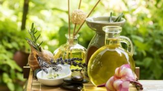 水疗中心的薰衣草和迷迭香精油瓶