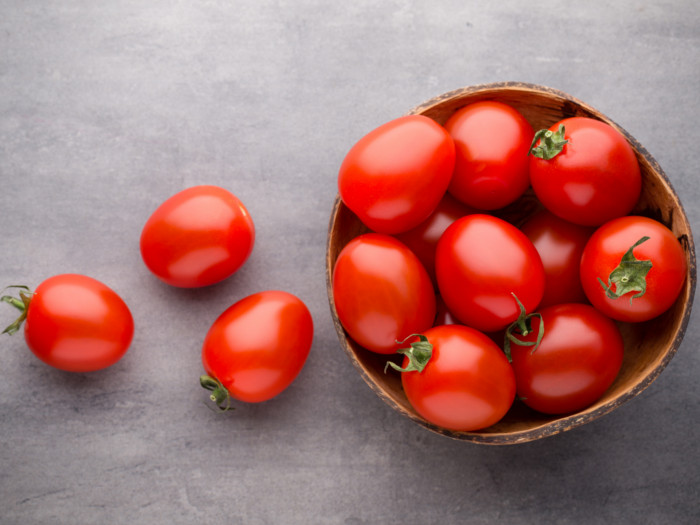 一篮子新鲜的樱桃西红柿