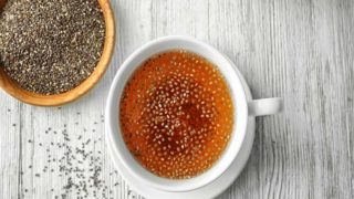 在桌上的一碗奇亚籽旁边放着一张平的奇亚籽茶的照片