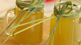 在两个瓶子的柠檬草茶在桌上