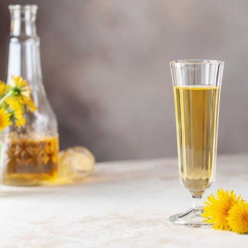 蒲公英自制红酒，装在玻璃杯和瓶子里