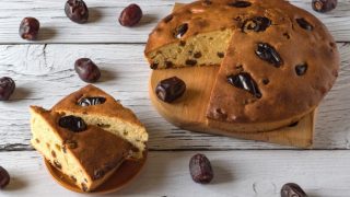 在白色木背景的日期蛋糕