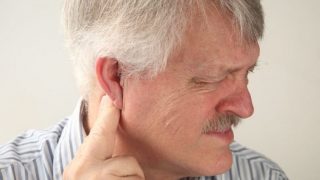 一名老人被耳痛苦恼。