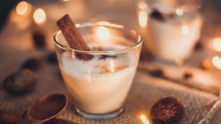 在木桌上放上八角和肉桂，用玻璃杯盛着蛋酒，为圣诞节和寒假准备