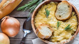 关闭一碗葱汤的射击在木桌上