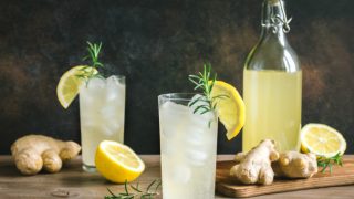 一杯姜汁汽水放在中间，周围是其他配料