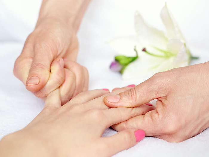 一只手的特写镜头由另一双手被按摩