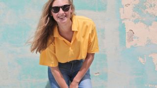 面带黄顶、牛仔裤和黑窗