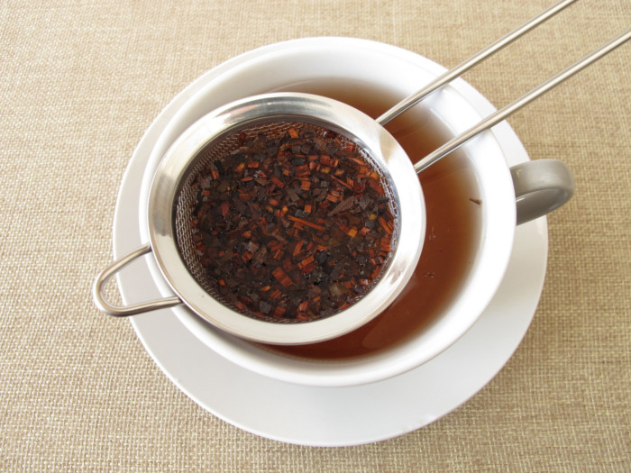 一杯蜂蜜灌木茶用在杯子的边缘的茶道