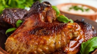 一盘朋友鸡翅的特写