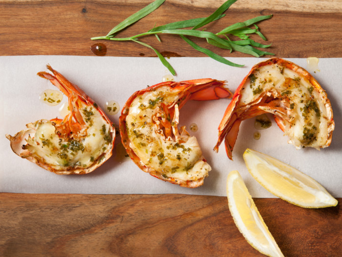 黄油蒜蓉龙虾劈在羊皮纸打开，用柠檬片服