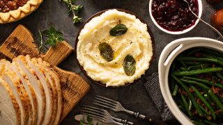 土豆泥配黄油和鼠尾草，是感恩节或圣诞节晚餐的配菜，与芦笋、烤豆和火鸡片放在一起。