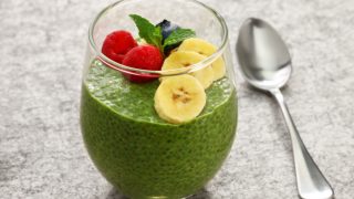 Matcha chia布丁杯加莓果、薄叶和香蕉