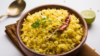 香菜，芥子和红辣椒拌饭，放在木碗里