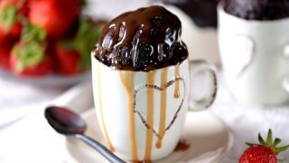 在一个微波炉的可口巧克力蛋糕在一个杯子的微波用焦糖糖浆