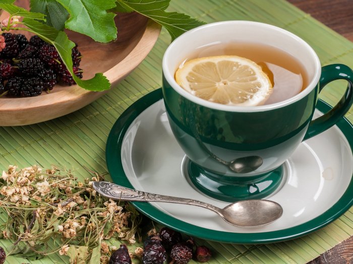 一杯加柠檬片和桑葚的茶