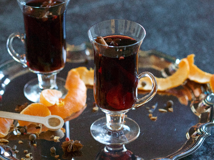 放在银盘上的两杯热红酒的特写镜头