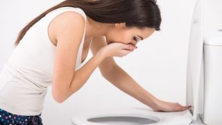 试图呕吐的一个少妇在一个sommode