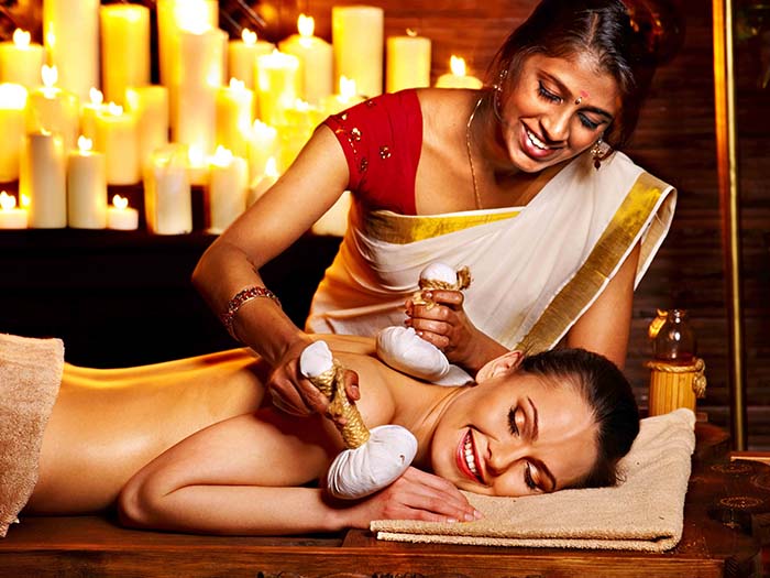 女人得到按摩室内