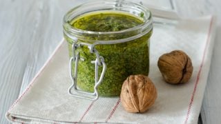 白色背景的核桃香菜香蒜酱