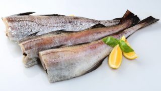 生的去骨鳕鱼，配上酸橙瓣和香草