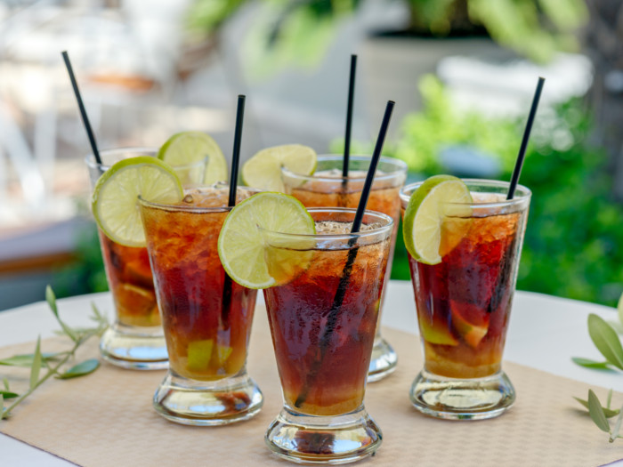 奶油桌布上的新鲜朗姆酒鸡尾酒，背景模糊