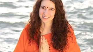 Sadhvi Bhagawati Saraswatiji双手合十，对着镜头微笑