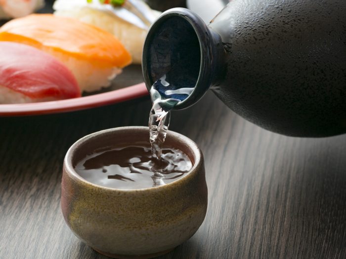 将清酒倒入杯中