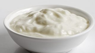 Skyr，一种冰岛乳制品，在白色的背景下，在一个白色的碗