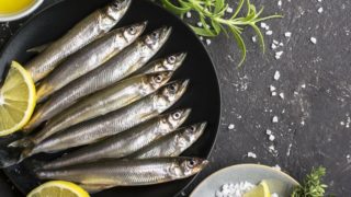 一块装满冶炼的板保持在黑色花岗岩平台上