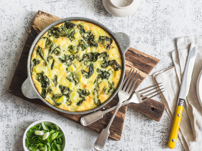 平底锅里的土豆和菠菜蛋饼，背景要亮