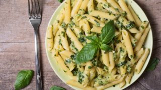 意式通心粉，配菠菜香蒜沙司和绿罗勒