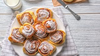 装在盘子里的自制肉桂卷