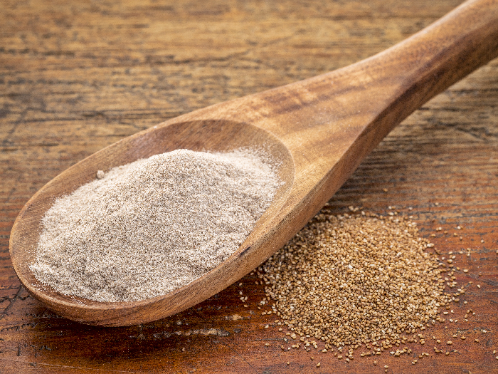 画眉草谷物和面粉中对木纹的木板背景木勺