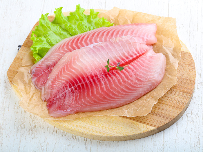 在一块木板材的鱼片有莴苣