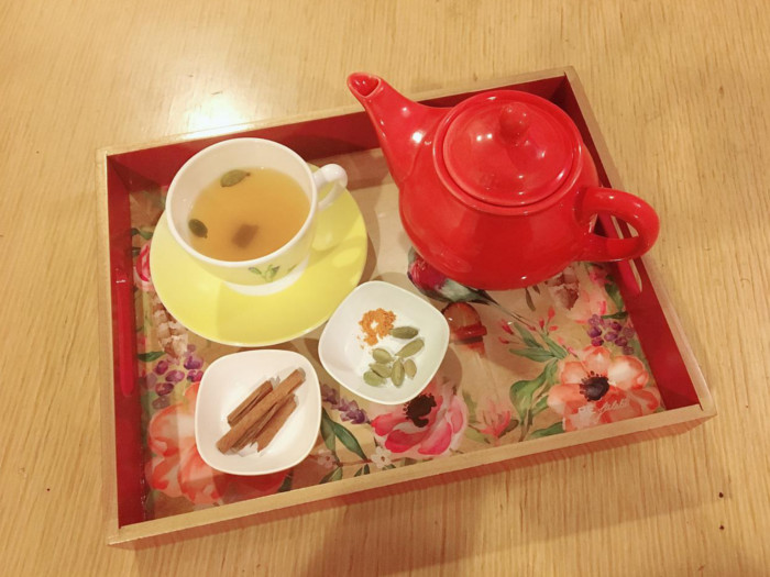 勒河图片红色茶壶，两个小碗用香料和杯茶杯和茶杯