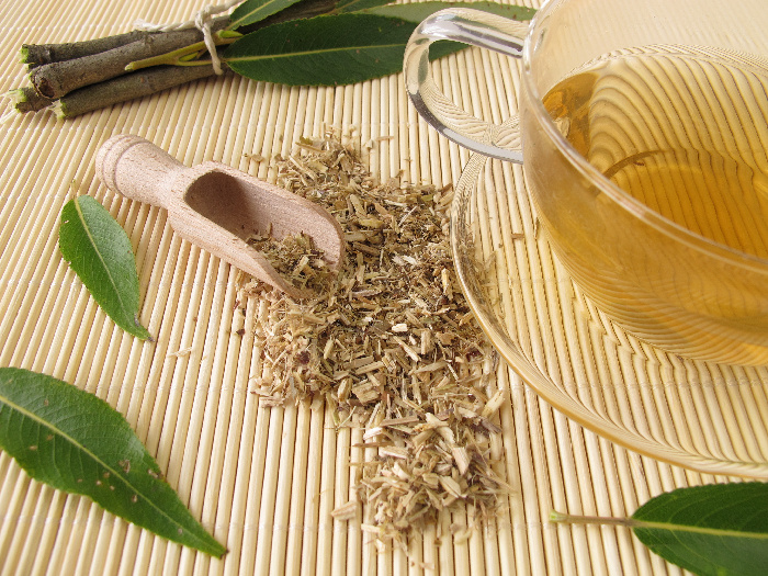 茶用柳树皮，干柳树皮和叶子