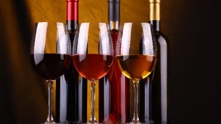 三杯酒与三个瓶子堆积在他们后面